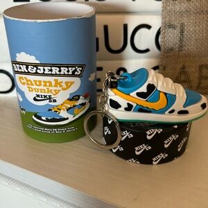 RUBBER KEYCHAIN, COMES WITH BOX